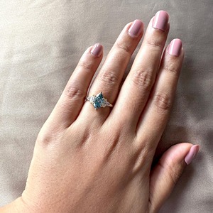 Anillo de Compromiso con Diamante Cultivado en Laboratorio de Corte Marquesa de 2 Quilates, Color Azul, en Oro de 14k, Anillo de Boda de Cinco Piedras para Mujer a Bajo Precio - Product Image 3