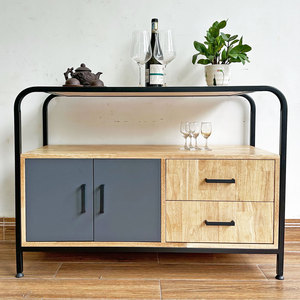 Vitrina de Madera Natural KTB68133 con Marco de Hierro, 3 Compartimentos, Puertas Planas - Estilo Minimalista de Lujo para Sala de Estar - Product Image 5