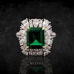 Esmeralda de 9*11mm cortada en laboratorio con piedras laterales de moissanita, anillo hecho a mano de oro sólido de 10K, tono de Metal personalizado/pureza - Product Image 1