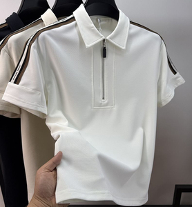 Polo de manga corta de tendencia de lujo para hombre, decoración de rayas de hombro a la moda, diseño de media cremallera, camiseta informal de verano para hombre - Product Image 1