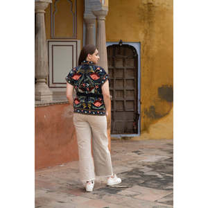Chaleco Acolchado de Terciopelo Negro Hecho a Mano para Mujer, Prenda Exterior Elegante, Largo o Corto, con Bordado y Decoración Vintage para Primavera/Invierno - Product Image 1