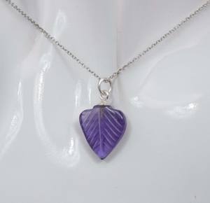 Colgante de Hoja de Amatista Tallada en Plata de Ley 925, Piedra de Nacimiento de Febrero, Joyería de Piedras Preciosas Hecha a Mano - Product Image 2