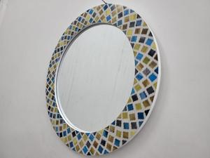Miroir mural au design moderne, cadre en résine incrustée, cadre de miroir décoratif en bois et résine, élégant pour la décoration intérieure, en vente - Product Image 3