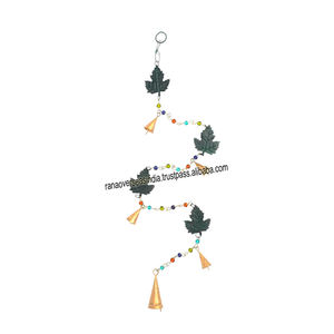 Carillons éoliens suspendus en métal à quatre feuilles avec cloches et perles pour décorations intérieures et extérieures. - Product Image 3