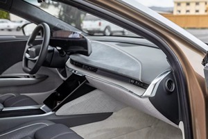 Lucid Air Dream Edition 2022, Certificado de Alto Rendimiento, Usado en Buen Estado, 111 Caballos de Fuerza, Motor Dual, Tracción en las Cuatro Ruedas, Color Eureka Gold - Product Image 3