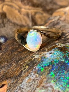 Bague de fiançailles et de mariage en opale éthiopienne pour femme, design unique, coupe ovale, argent sterling 925, sertissage à griffes, bijoux tendance personnalisés - Product Image 3