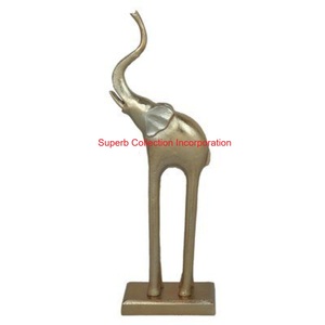 Sculpture en corail doré de luxe en aluminium coulé à la main Décor d'art en métal rond moderne avec un motif ajouré complexe sur une base noire - Product Image 3