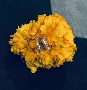 Boucles d'oreilles Huggie en or massif 14 carats avec diamant naturel. - Product Image 2