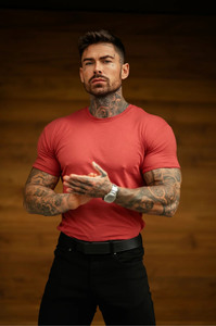 Fournisseur en gros sur mesure T-shirts pour hommes à col rond en bambou rouge Basics T-shirt en coton respirant pour l'entraînement et le streetwear pour hommes - Product Image 4