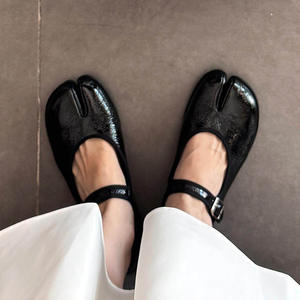 รองเท้าผ้าใบพื้นนุ่มสำหรับผู้หญิง รองเท้าลำลองแบบสวมใส่สบาย ระบายอากาศได้ดี เหมาะสำหรับฤดูร้อน รองเท้าแฟชั่นผู้หญิง - Product Image 1