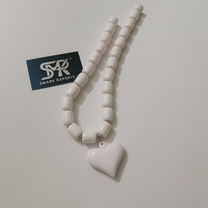 Collier pendentif cœur en résine multicolore fait à la main avec fermoir magnétique, perles épaisses, léger, pour femmes, modèle tendance, style ange - Product Image 6