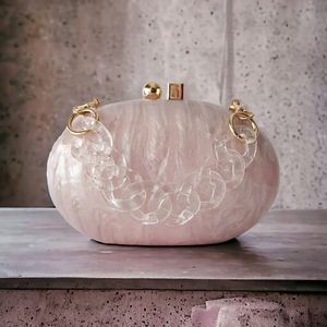 Vente en gros Pochette de luxe en résine pour femmes, fait main, Sac de soirée avec serrure et logo personnalisé Sac à main à bandoulière de mariage à la mode - Product Image 5