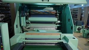 Machine et équipement commercial pour la fabrication de rouleaux de coton absorbant/laine de coton - Product Image 5