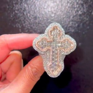 แหวนผู้ชายหรูหราสำหรับงานแต่งงาน ประดับเพชรโมอิสซาไนต์ทรงกลมเจียระไนแบบบริลเลียนท์ ชุบทองคำสีชมพู พร้อมใบรับรอง IGI รูปทรงกากบาท สไตล์ฮิปฮอป ประดับเพชรซิคอน - Product Image 3