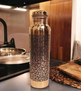 Botella de agua metálica de cobre con diseño de grabado floral hecho a mano de fabricante indio a precio asequible - Product Image 5