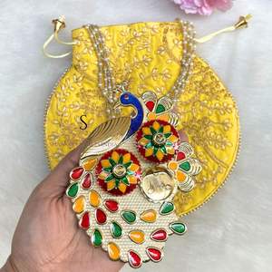 ชุดกระเป๋าปักลายแบบแฮนด์เมด ประกอบด้วยกระเป๋าปักลายพร้อมจานใส่คุมคุม งานปักดิ้นสวยงาม พร้อมถาดสำหรับใส่ของชำร่วย - Product Image 2