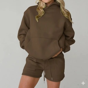 เซ็ตเสื้อมีฮู้ดและกางเกงขาสั้นสำหรับผู้หญิงสีทึบมีโลโก้เสื้อสไตล์เลานจ์ที่กำหนดเอง - Product Image 5