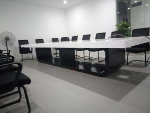 Table de salle de réunion moderne blanche, grande table de conférence de 6 à 14 places, personnalisable, en MDF, avec base en aluminium pour l'école - Product Image 1