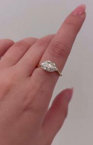 Bague en diamant de laboratoire taille marquise East West, sertie d'un diamant CVD brillant de 1,5 carat dans un solitaire horizontal unique - Product Image 2