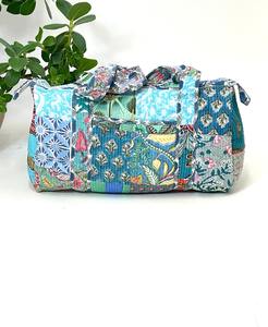 กระเป๋าผ้าคอตตอนเย็บปะติดปะต่อกันลายดอกไม้, กระเป๋าเดินทางวันหยุดสุดสัปดาห์ลายกุหลาบ/น้ำเงินพิมพ์มือเป็นมิตรกับสิ่งแวดล้อมยั่งยืน - Product Image 1