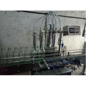 Machine de remplissage de bouteilles automatique à servo-commande industrielle très demandée pour l'huile comestible, l'huile lubrifiante, le sirop, disponible à la vente - Product Image 1