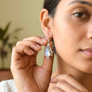 Boucles d'oreilles en pierre de lune arc-en-ciel, bijoux pendantes en argent sterling en forme de goutte - Product Image 2