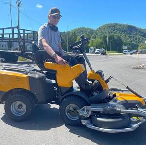 Tondeuse à gazon et balayeuse à neige Stiga Park Pro 900AWX avec moteur et autres équipements inclus, en vente dans le monde entier avec livraison rapide - Product Image 4