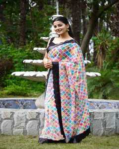 Experimente la elegancia con los nuevos y modernos saris de seda con cordón y lentejuelas, confeccionados en tela de organza, ideales para fiestas y bodas. - Product Image 3