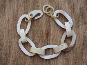 Collar de Lujo Hecho a Mano con Cuerno de Búfalo, Joyería Natural y Sostenible para Mujer, Alta Calidad - Product Image 4