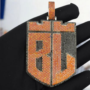 Colgante de escudo Hip Hop de moissanita naranja personalizado, diseño de letra inicial con incrustaciones de circonitas, joyería urbana de lujo - Product Image 1