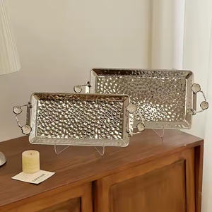 Bandeja de acero inoxidable de borde bajo contemporáneo para un estilo de barra elegante - Product Image 6