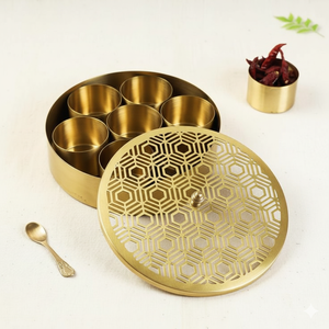 Poignée et cuillère en laiton gravées à la main pour boîte à épices |   Boîte à épices indiennes classiques pour restaurants, maisons et services de traiteur - Product Image 1