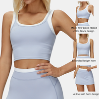 Ensemble de tennis trois pièces pour femme, avec débardeur court côtelé effet deux pièces et jupe trapèze, pour le sport, le golf et l'entraînement