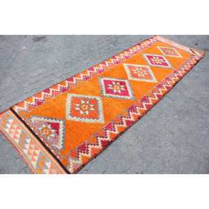 Alfombra Herki de 3.1x10.1 pies, alfombra turca vintage, alfombra con motivos de plantas y árboles en tonos naranja y rojo. - Product Image 3