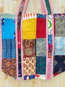 Sac fourre-tout en coton bohème fait main avec un design en patchwork matelassé, fermeture à glissière et poche intérieure - Sac de shopping élégant - Product Image 3