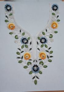 Col brodé ethnique élégant avec embellissements appliques 3D - Product Image 2