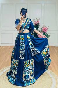 Rayonne avec soie imprimée Lehenga Choli: des détails en dentelle exquise et cauri pour une touche d'élégance dans les designs longs - Product Image 6