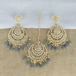 18k镀金，配有令人惊叹的哑光传统昆丹和人造珍珠Chandbali耳环，配有Maang Tikka套装