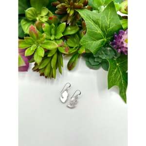 Boucles d'oreilles pendantes vintage Zuni en argent sterling multi-strié avec motif floral en or blanc, grenat et or 18 carats, or blanc 18 carats - Product Image 5