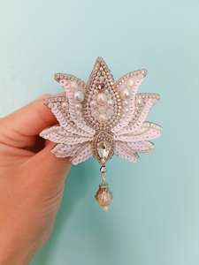 Broches perlées Broche de designer faite à la main. Accessoires de haute qualité. Broche design unique. Baby shower meilleur cadeau. - Product Image 2