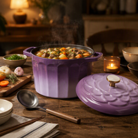 Cocotte en fonte émaillée à couvercle floral en relief, avec corps à rayures verticales, pour braiser, mijoter et cuire au four