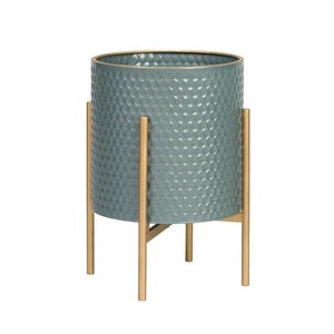 Belle jardinière en métal noir avec finition lisse parfaite pour améliorer les coins de la maison contemporaine avec l'élégance verte - Product Image 4