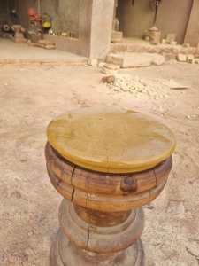 Vieux jaune antique sculpté à la main rond Chapati pain roulant plaque Original Restaurant meubles pour salle à manger utilisation de la cuisine extérieure - Product Image 2