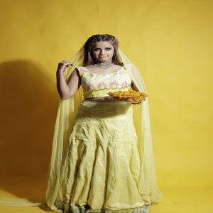 Lehenga Choli de Mariée de Luxe Jaune avec Broderie Fine et Ornements en Paillettes |   Tenues de mariage et de sangeet pour femmes - Product Image 5