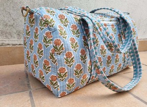 Bolsa de Viaje Deportiva Tipo Duffel, Acolchada, de Algodón con Estampado Floral Azul Cielo, Cierre de Cremallera, Ecológica, Resistente y Grande - Product Image 4