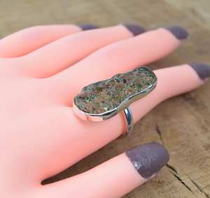 Anillo de moldavita verde creado en laboratorio en plata de ley 925 para amantes de la joyería elegante y hecha a mano - Product Image 3