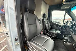 Mercedes-Benz Sprinter 3500 d'occasion, modèle 2022, parmi les plus vendus, disponible pour livraison - Product Image 6
