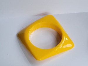 Bracelets et joncs en résine tendance, bijoux contemporains pour femmes - Product Image 3