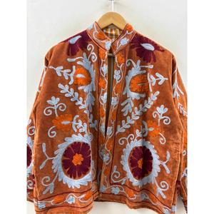 เสื้อแจ็คเก็ตสั้นกำมะหยี่แบบกลับด้านได้ ลายปักมือซูซานี สีเบิร์นซีเอียน สำหรับสุภาพสตรี คอลเลคชั่นฤดูใบไม้ร่วง รุ่นซามาร์คันด์ บลูม  ทำจากหนังแกะ - Product Image 1