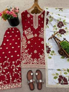 Colección de Trajes Étnicos Elegantes con Estampados Festivos - Product Image 3